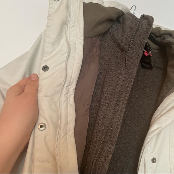 The North Face White Ski Jacket and Removable Brown Fleece Lining - Picture 6 of 10